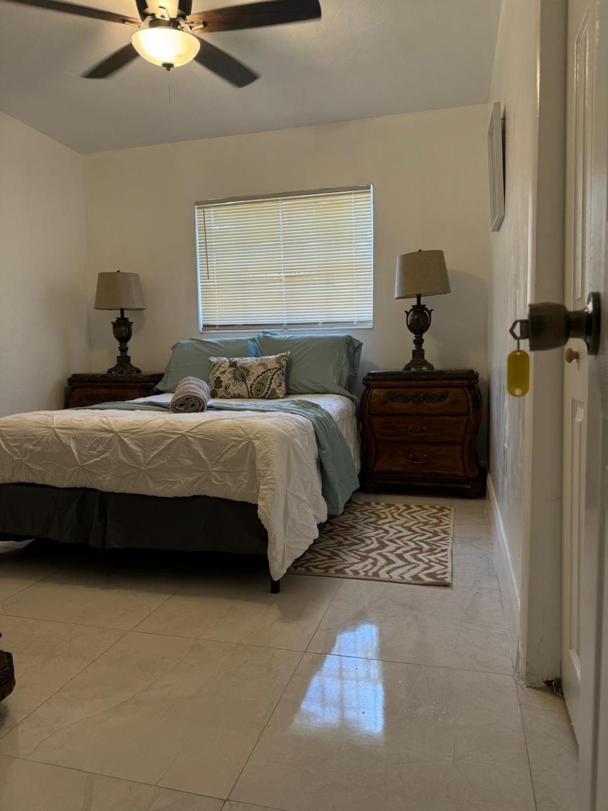 Ludge By Miami Airport Hostel Exterior photo